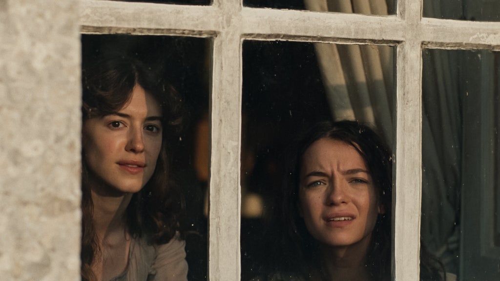 Daisy Edgar-Jones and Esmé Creed-Miles in "Sense & Sensibility" (Focus Features)