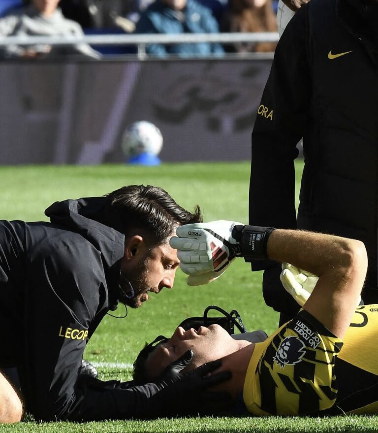 Xabi Alonso provides Emiliano Martínez injury update after Chelsea vs Everton
